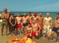 25 июля в г. Светлогорск состоялось практическое занятие со сезонными матросами-спасателями пляжей Калининградской области с отработкой навыков спасения утопающих. Общая фотография
